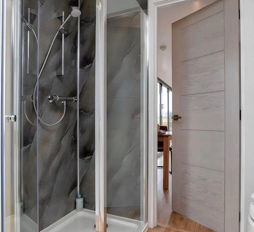 40ft 1-Bedroom Container Home – Rooftop Deck – Luxury 1 Bedroom Tiny Home with Rooftop Deck – Fully Furnished Modern Prefab Container Home with Bathroom, Smart Interior & Fast Installation — 20ft — new in… (7)