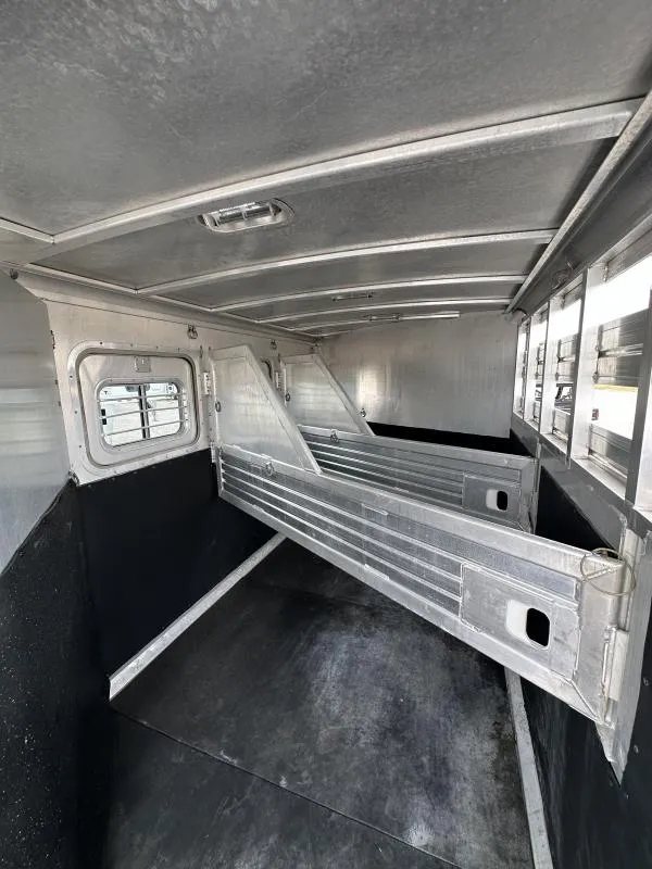 2000 Featherlite 3 Horse Gooseneck – Dressing Room – Horse stall area interior with aluminum dividers and rubber floor matting