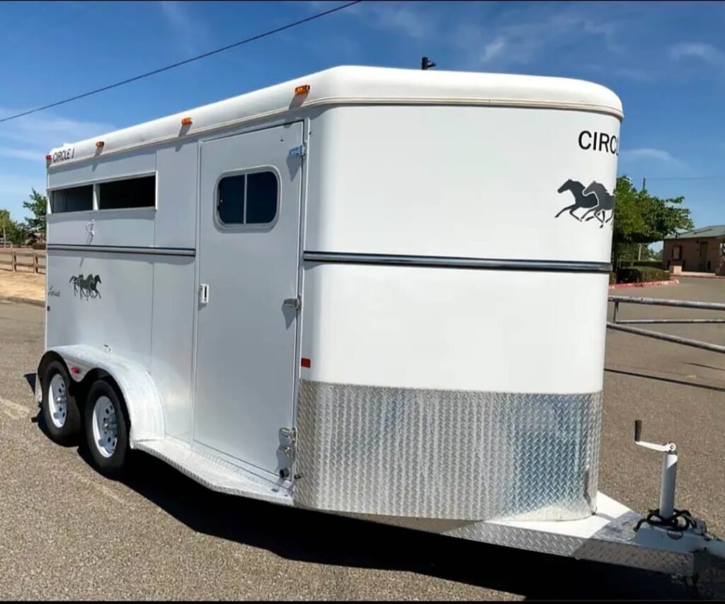 2007 Circle J 2 Horse Trailer – Slant Load – White horse trailer showing front right three-quarter angle on pavement