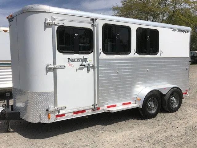 2010 Merhow 3 Horse Bumper Pull Trailer – Rear Ramp – Passenger side of the white horse trailer with closed doors and windows