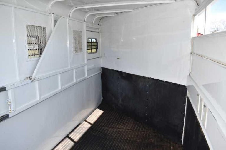 2002 Logan Coach 3 Horse Trailer – Steel, Dressing Room – Clean white interior of the horse trailer looking toward the front