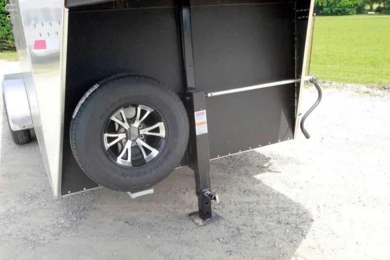 2016 Sundowner 3 Horse Gooseneck – Aluminum, Dressing Room – Close-up of the front gooseneck jack stand, spare tire, and manual crank handle