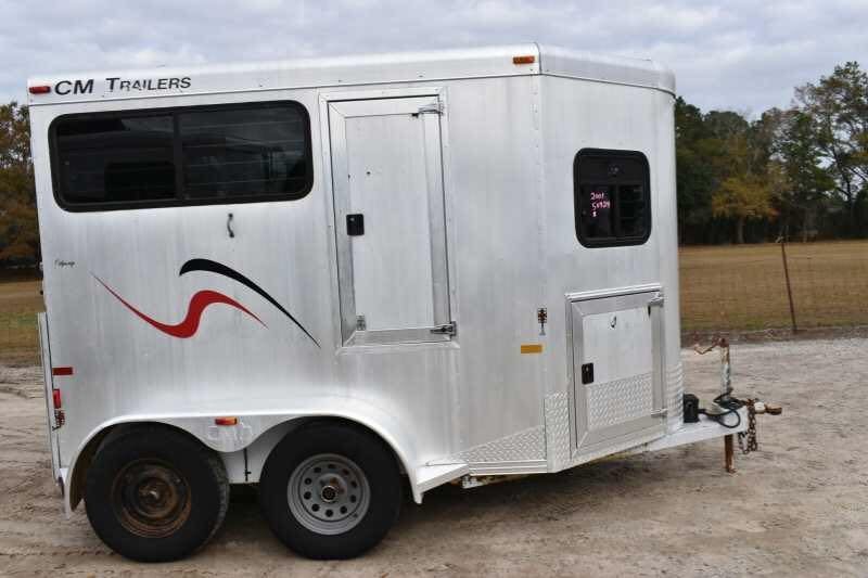 2001 CM Odyssey 2 Horse Trailer – Aluminum Floor – The opposite side view of the silver horse trailer showing the entry door