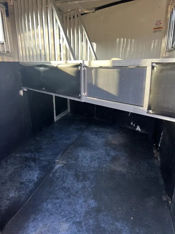 2022 Sundowner 3 Horse Gooseneck – Slant Load – Interior view of the horse area showing padded dividers and rubber mats
