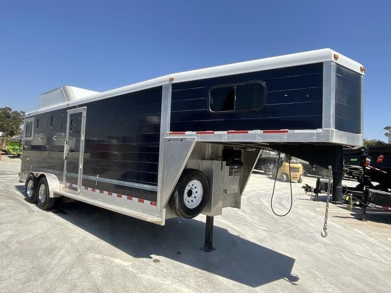 2005 Jamco 4 Horse Gooseneck Trailer – Blue, Air Suspension – Full side profile of the trailer showing the driver side windows and hitch