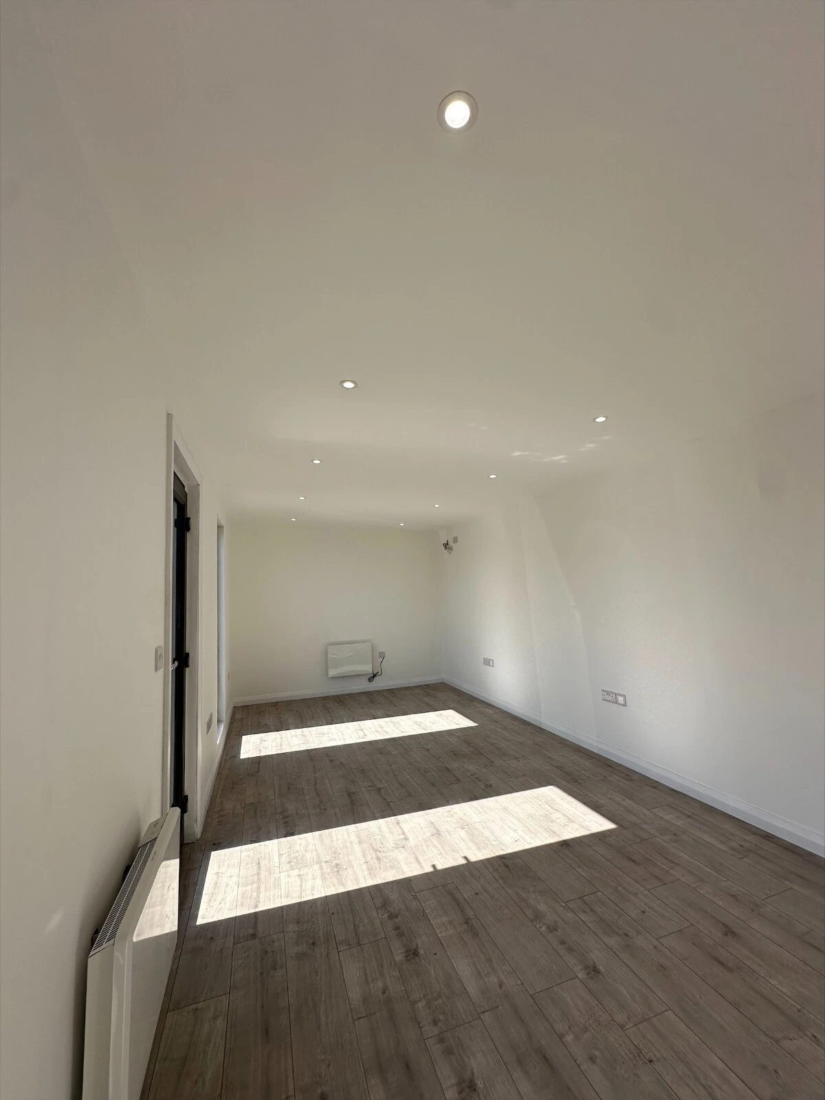 7.5m Modular Office – Kitchenette and Private Bathroom – empty office interior with wood-effect flooring and recessed lighting