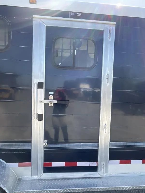 2005 Jamco 4 Horse Gooseneck Trailer – Blue, Air Suspension – Close-up of a closed side door with a small sliding window