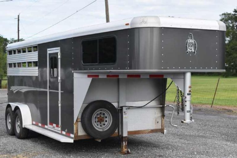 2018 Adam 3 Horse Gooseneck Trailer – Dressing Room – A three-quarter front view showing the gooseneck and side of the trailer