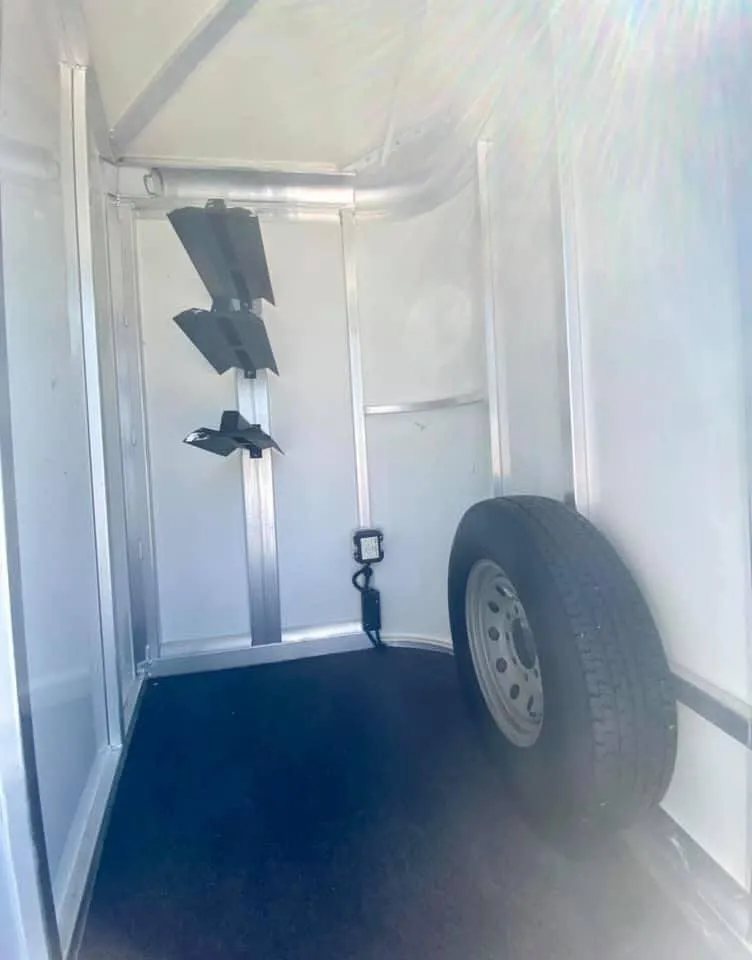 2011 Cimarron 3 Horse Bumper Pull – Insulated Roof – Internal view of the dressing area with mounted spare tire