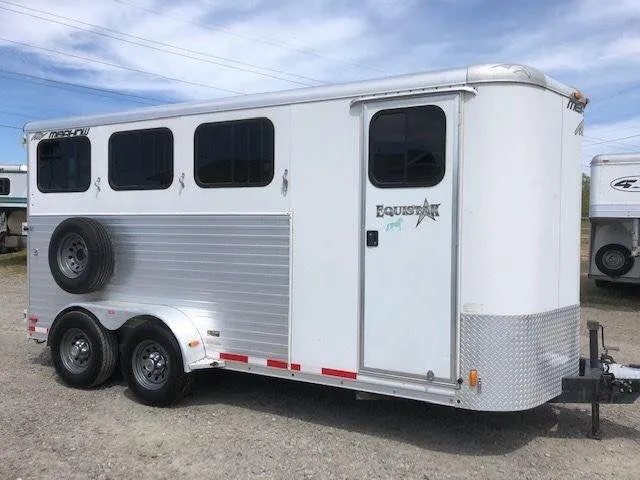 2010 Merhow 3 Horse Bumper Pull Trailer – Rear Ramp – Three-quarter exterior view of a white three horse slant load bumper pull trailer