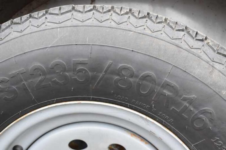 2018 Adam 3 Horse Gooseneck Trailer – Dressing Room – Close-up of a trailer tire showing the size and load range markings