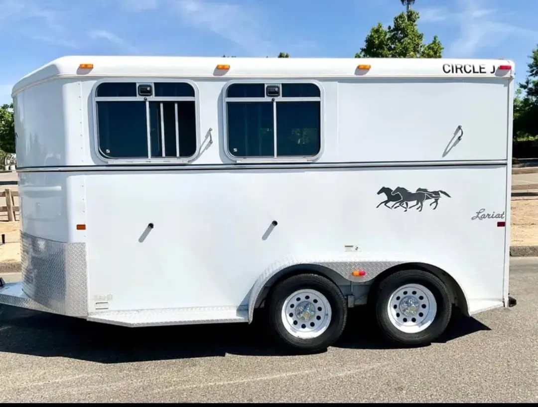 2007 Circle J 2 Horse Trailer – Slant Load – Full left side profile of the horse trailer under bright sunlight
