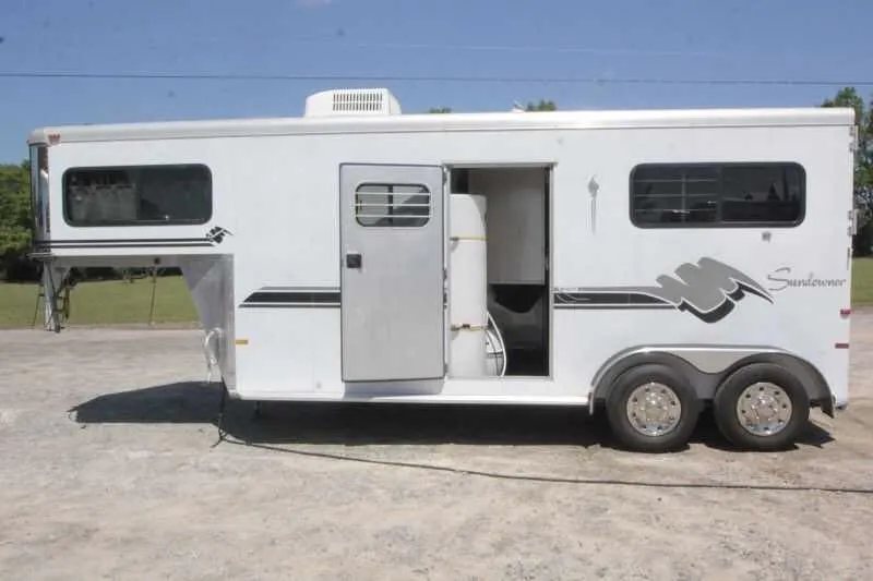 1999 Sundowner 20 ft Horse Trailer – Weekender – Side view of horse trailer with living area door and horse stall door open