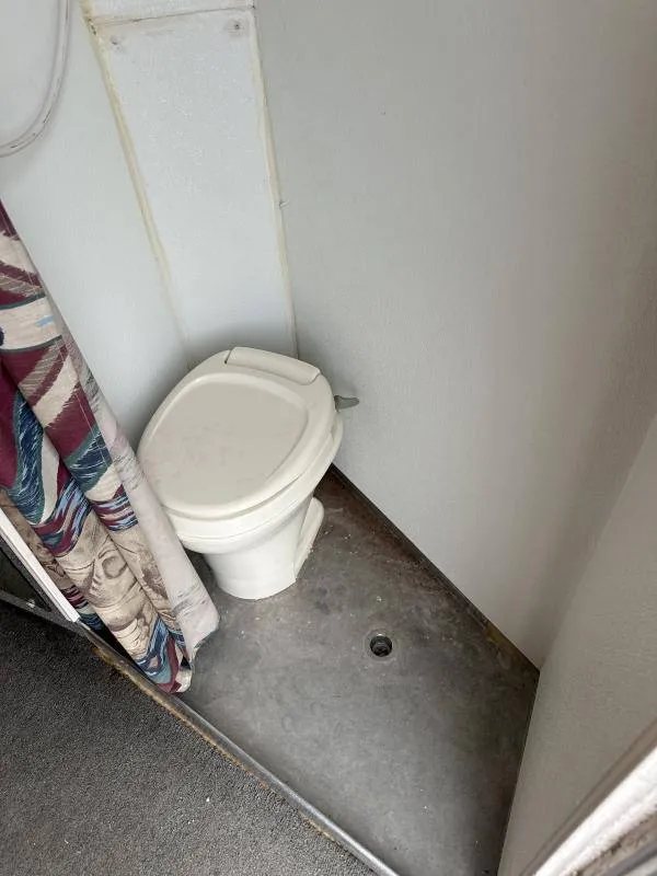 2004 Hart 3 Horse Gooseneck Trailer – Weekender Living Quarters – The floor area of the bathroom showing the toilet and drain