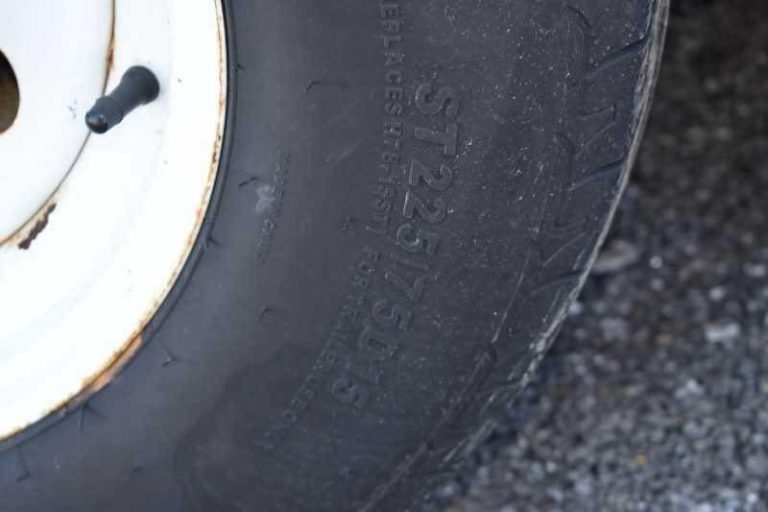 2002 Logan Coach 3 Horse Trailer – Steel, Dressing Room – Close-up of the trailer tire sidewall showing the size and white rim