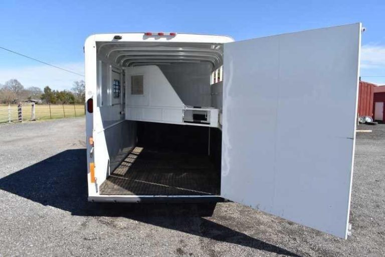 2002 Logan Coach 3 Horse Trailer – Steel, Dressing Room – Rear of the horse trailer with the single door swung wide open