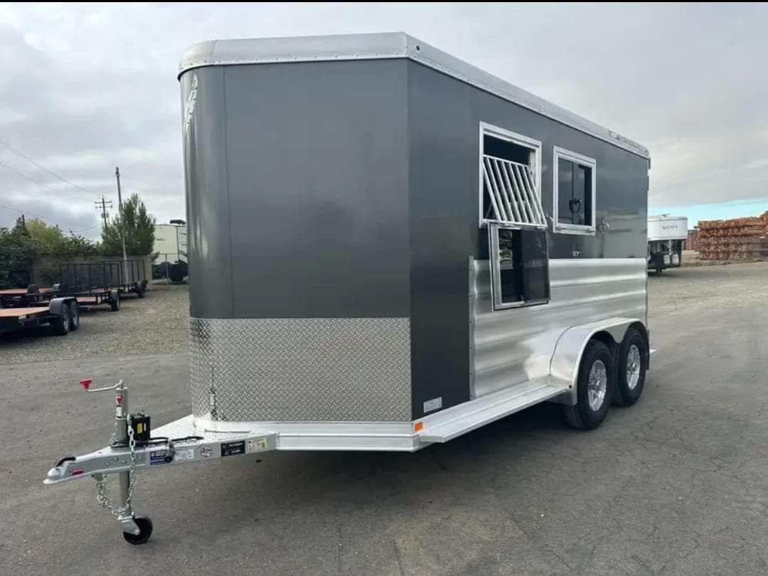 2012 Featherlite 9400 2 Horse Trailer – Removable Tack – A front three-quarter view of the grey and silver horse trailer on pavement