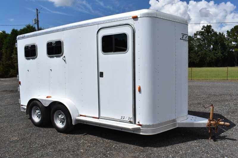 2002 Exiss SS20 2 Horse Trailer – Walk-Through Dressing Room – Three-quarter view of the white horse trailer from the front right side