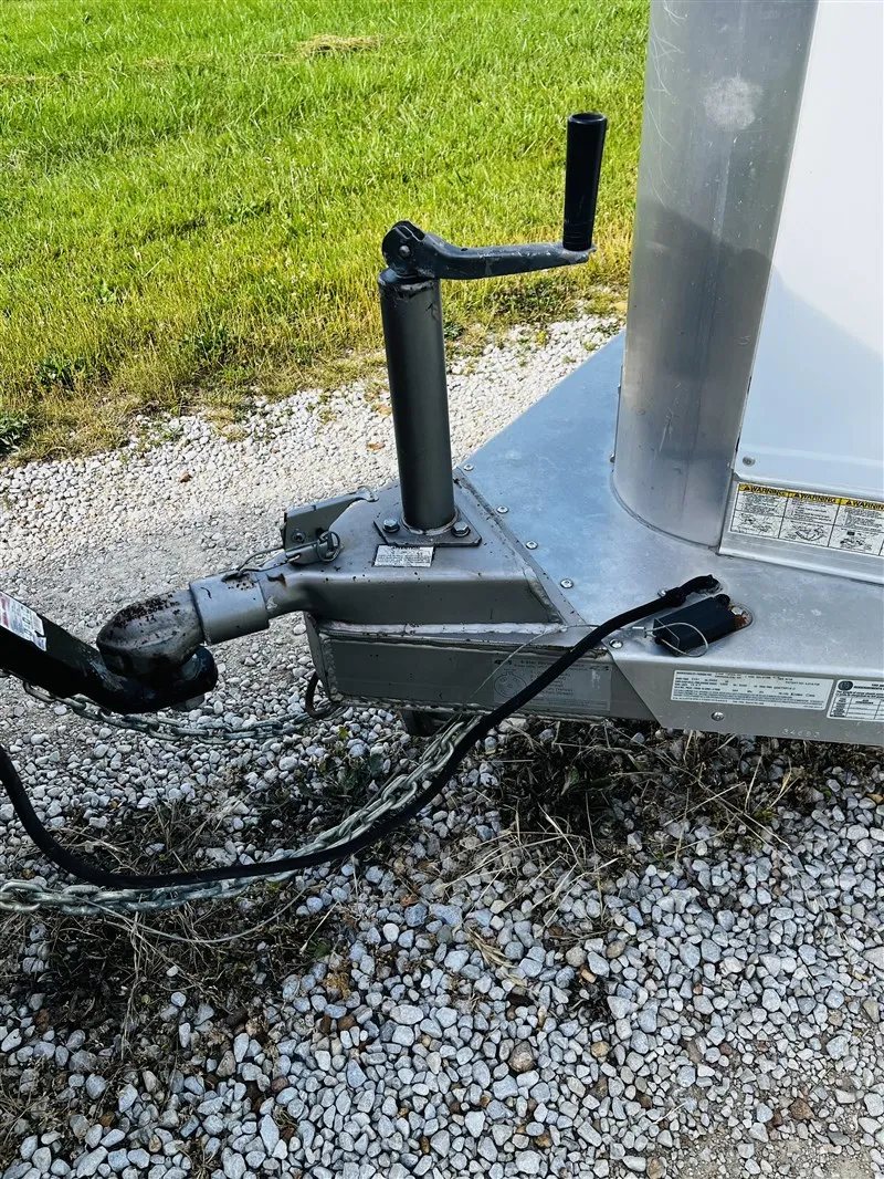 2015 4 Star 2 Horse Bumper Pull – Slant Load, Rear Tack – Close up of the trailer hitch coupler, jack, and safety chains