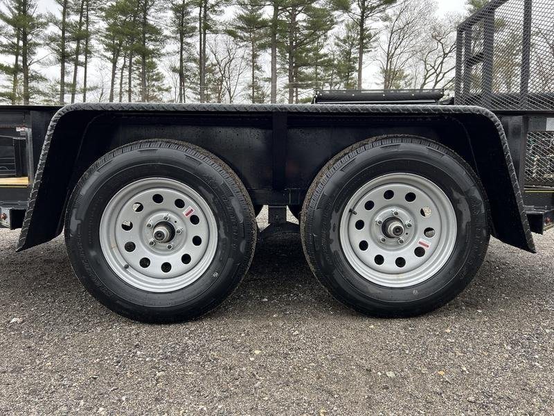 2024 Reiser Trailers 12 ft Landscape Trailer – Ramp Gate – Close-up view of the dual axles and tires under the black diamond plate fender