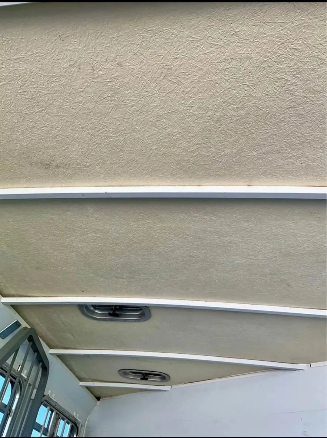 2007 Circle J 2 Horse Trailer – Slant Load – View of the ceiling and roof vents inside the horse trailer