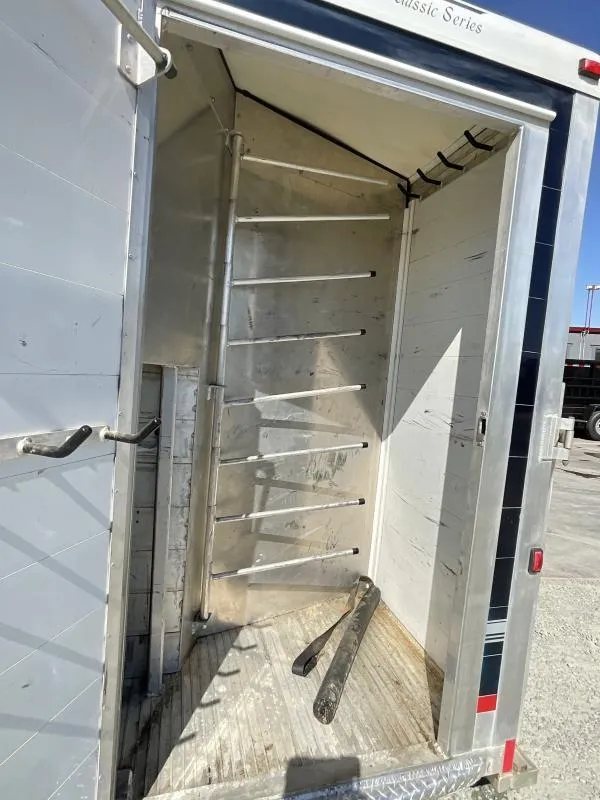 2005 Jamco 4 Horse Gooseneck Trailer – Blue, Air Suspension – Tack room area featuring a multi-tier blanket rack