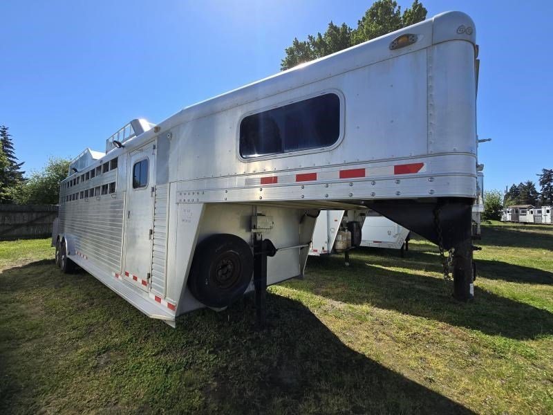2006 C&C 4 Horse Gooseneck Trailer – Dual Hay Racks – Front three-quarter view of the aluminum gooseneck trailer from the passenger side