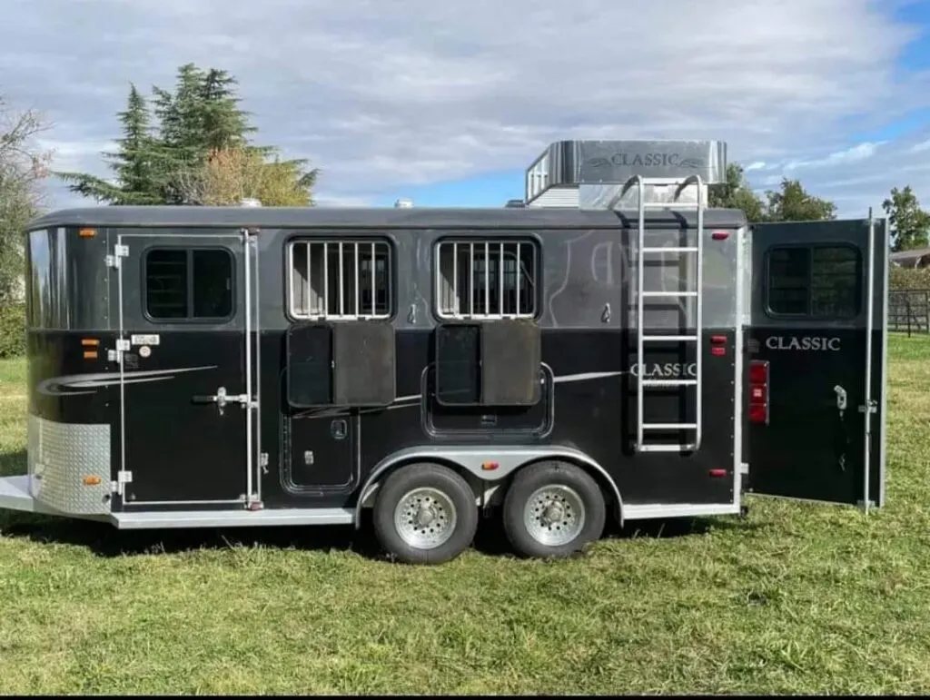 2005 Classic 16 ft 3 Horse Trailer – Dual Tack – Full side view showing the ladder, hay rack, and open rear door