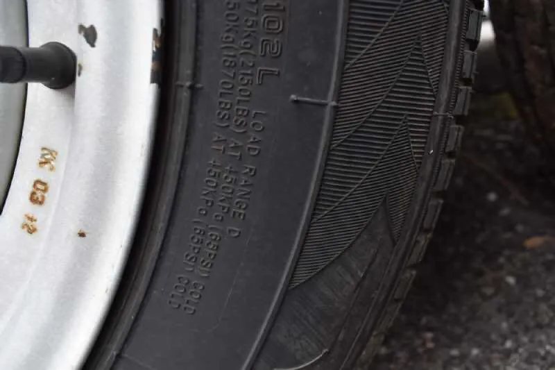 2003 Featherlite 2HST 2 Horse Trailer – Aluminum – Close-up of tire sidewall showing load range and inflation pressure details