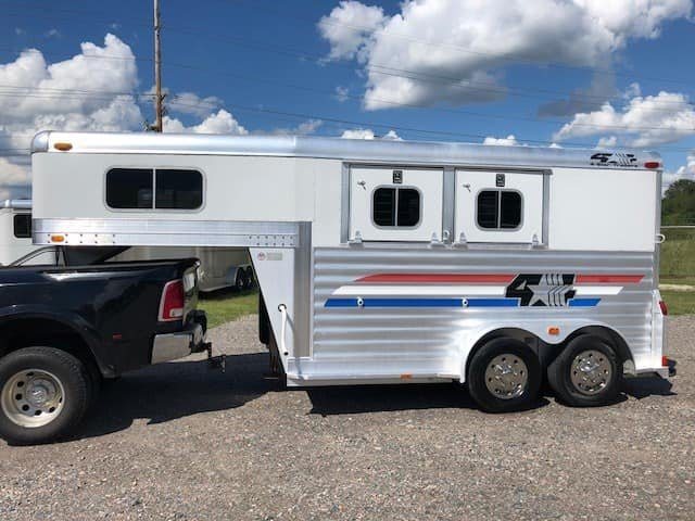 2004 4 Star 2 Horse Gooseneck Trailer – Slant Load, White – Full profile view of the passenger side showing windows and gooseneck area